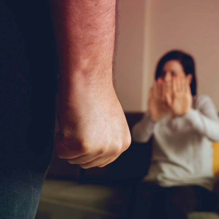 Puede solicitar una orden de restricción por violencia doméstica?